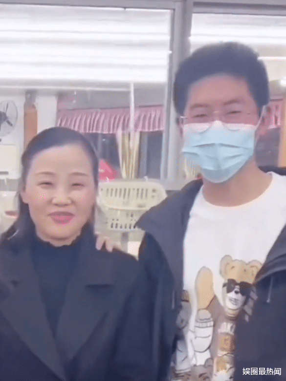 |卓妈带孙卓吃火锅，孙卓头发略长显邋遢，不理发原因令人泪目