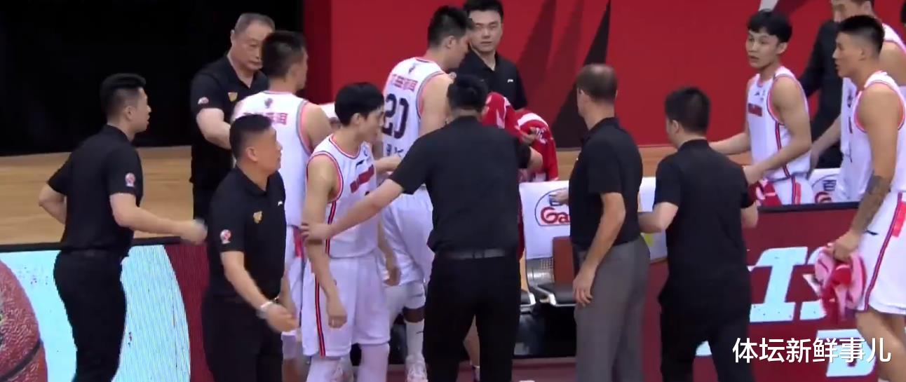 广东男篮|耻辱淘汰后，首钢主帅送了广东男篮7个字，听听杜锋 周鹏 苏群怎么说