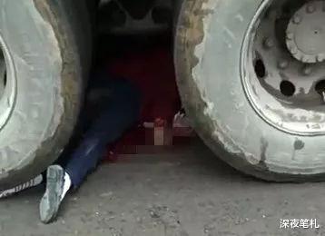 江苏南京，一女子被拐弯槽罐车刮倒卷入车底，惨遭碾压身亡，悲惨
