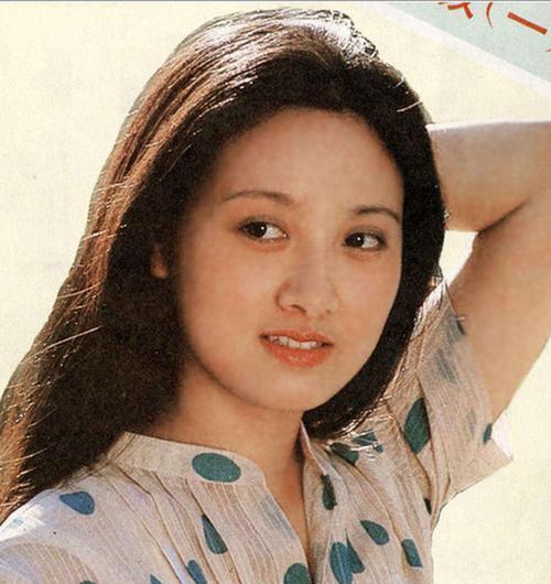 张国立|63岁的邓婕，离婚协议成她一生的痛，养女越长越像张国立