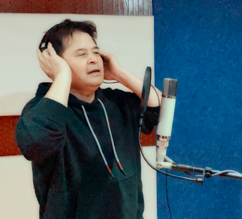 毕福剑|62岁毕福剑近照太苍老，眼皮耷拉长老年斑，家具用到泛白破损