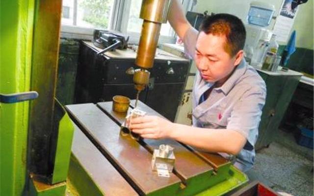 工人|中国机械工人:三班倒,流水线,没地位,请尊重技术,善待未来