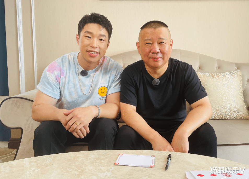 德云社|德云社烧饼带妻儿出游,一身潮服似大哥,娇妻打扮朴素专心看娃