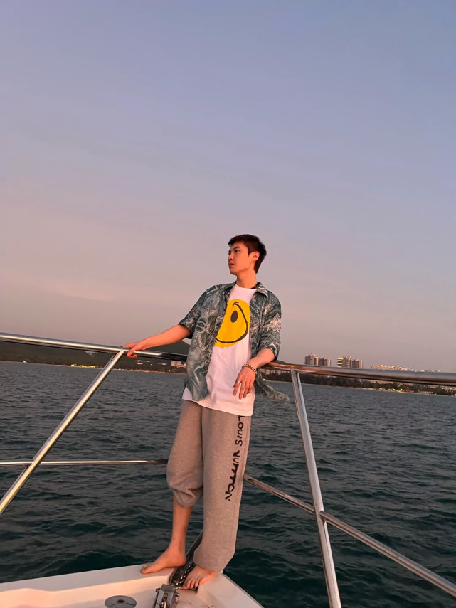 纪凌尘|赵本山女儿晒同居视频，男友被调侃长相奇怪，不删恶评高情商回应