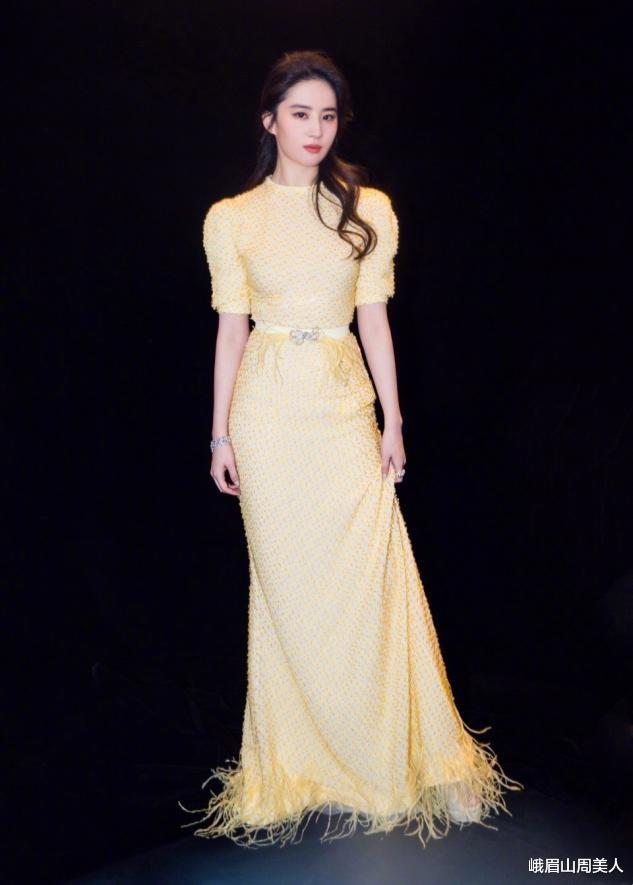 刘亦菲|33岁刘亦菲难逃中年发福！穿连体裤也难掩膀大腰圆，微胖该怎么穿？