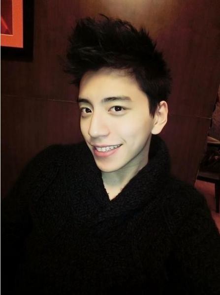 王大陆|王大陆恋情曝光，蔡卓宜坐王大陆大腿，网友：花花公子