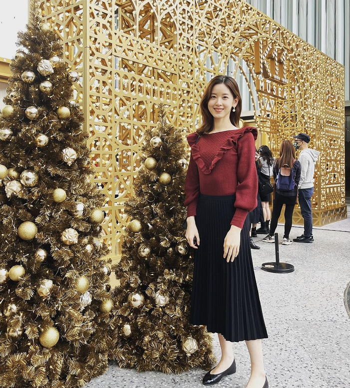 章泽天|章泽天带女儿外出逛街！5岁女儿扎蝴蝶结，头发浓密身高出众