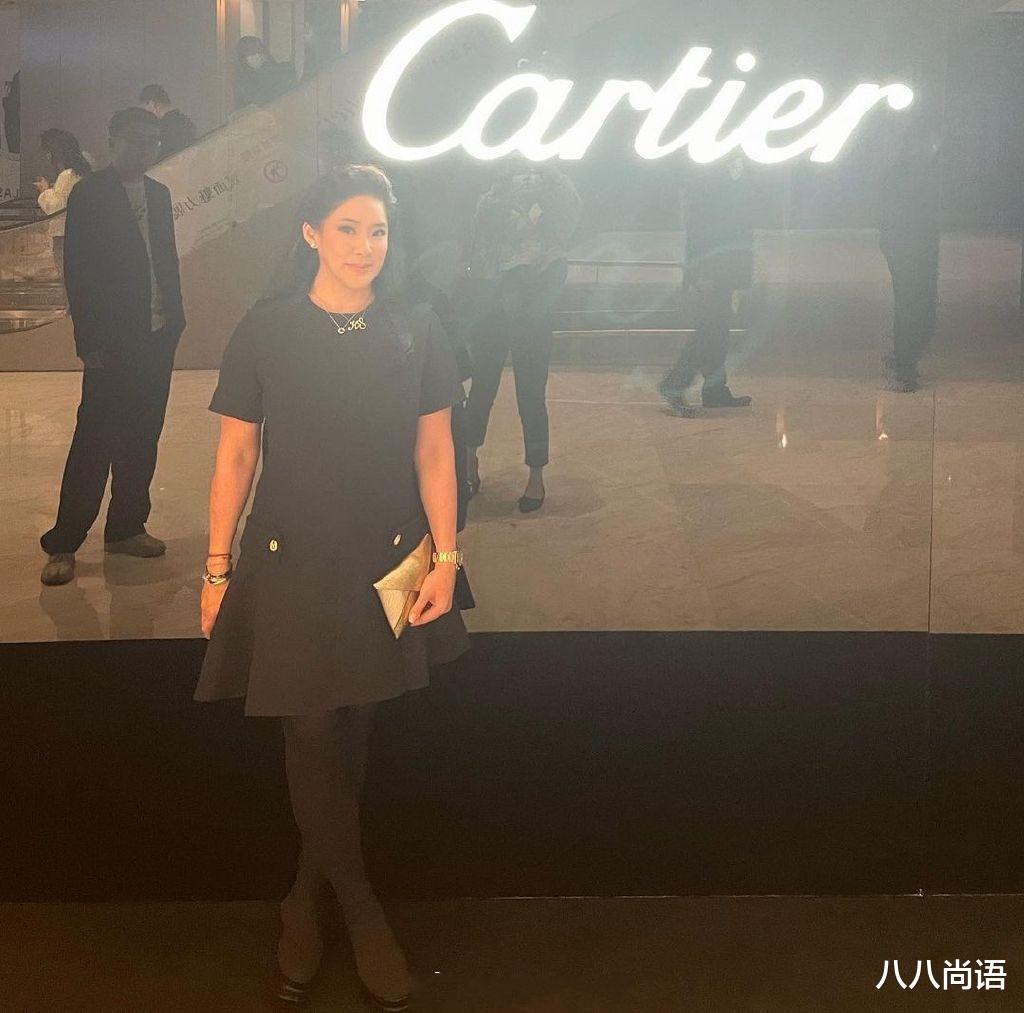 何超莲|名媛冯咏仪出席活动，一袭黑色长裙气质优雅，何超莲窦骁也在现场