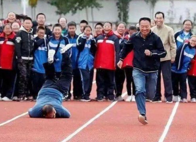 大学生|学生抓拍老师“尴尬时刻”，角度拿捏恰如其分，老师：放学等我