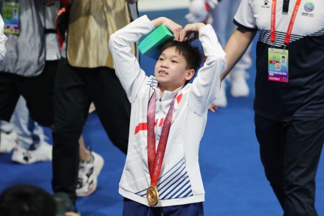 全红婵|气愤！全红婵置换7999元手机被指“飘了”，实情让质疑者脸红