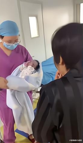 子晨情感小酒馆 女子在产房痛苦生产，丈夫和婆婆守在门外，小细节让网友直呼暖心