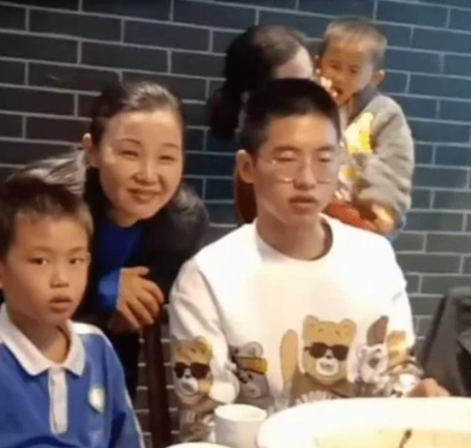 古天乐|孙卓姐姐孙悦回国，特意染红头发庆祝团圆，网友：这才是亲大姐