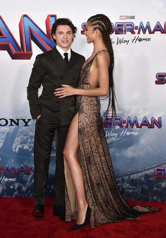 汤姆·赫兰德|《蜘蛛侠》首映式精彩！赞达亚蜘蛛裙绝美，荷兰弟防剧透咬紧牙关