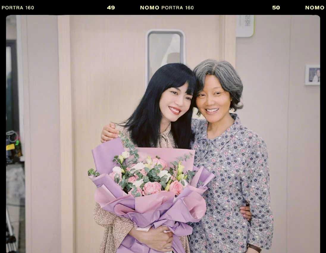 姚晨|42岁姚晨新片造型曝光，帅气烟熏妆配短发，短裤黑丝大秀美腿