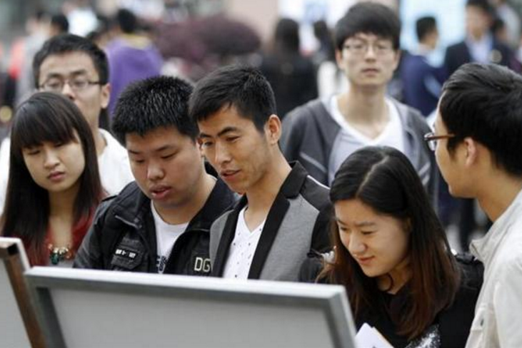 |专科生穿“学士服”拍照引热议，本科生疑惑：专科生算大学生吗