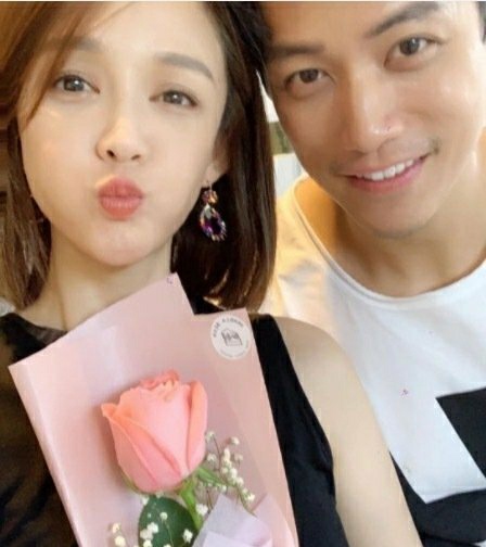 陈乔恩|陈乔恩跟男友艾伦打卡彩绘墙，两人学木头人走路，开心的样子超像小朋友