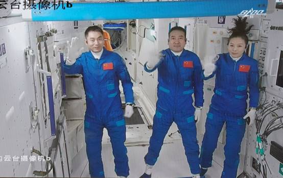 我国航天员将驻留6个月,他们都吃些什么?连过年的食物都安排了