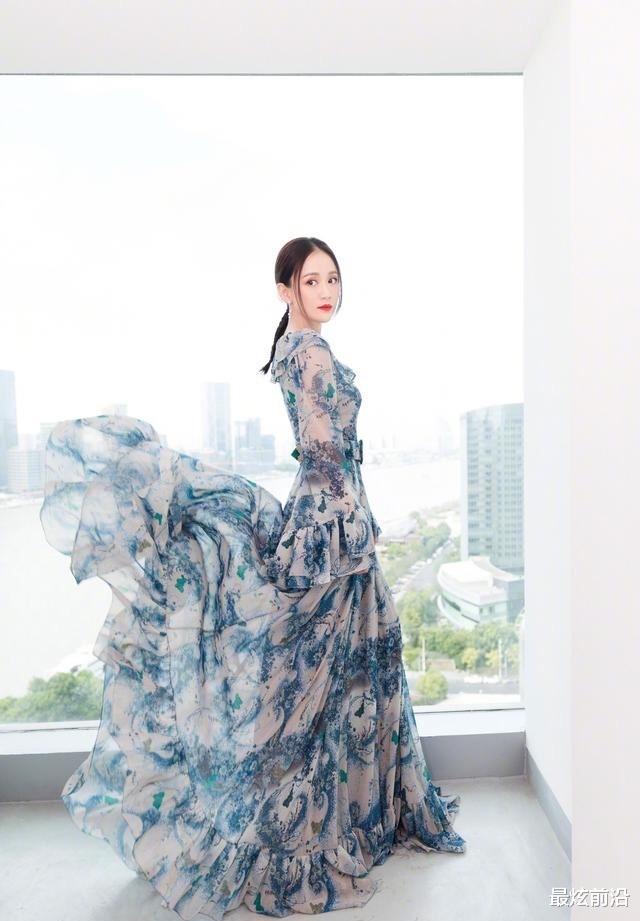 最炫前沿 陈乔恩胖了后变化大，一袭挂脖裙穿出臃肿感，完全不像偶像剧女王