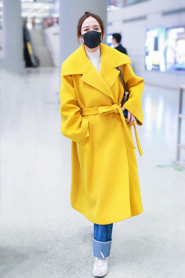 凡小屋 陈乔恩穿黄色大衣高级大气,却不经意暴露眼角纹,42岁我信了