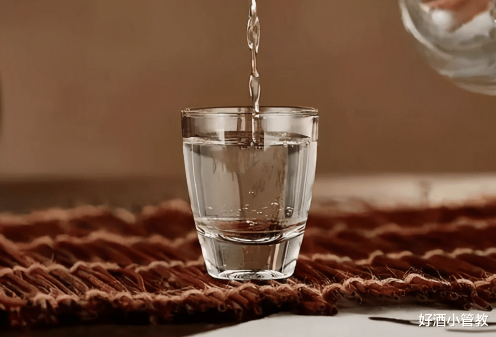 肠胃|喝酒时，“混酒”看似很酷，但危害很大，酒该怎么喝呢？