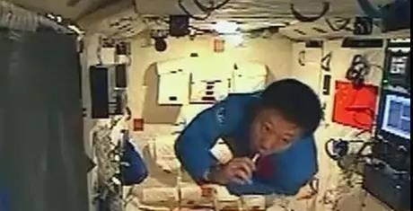  航天员在太空中如何上厕所，6个月任务期间如何洗澡理发？