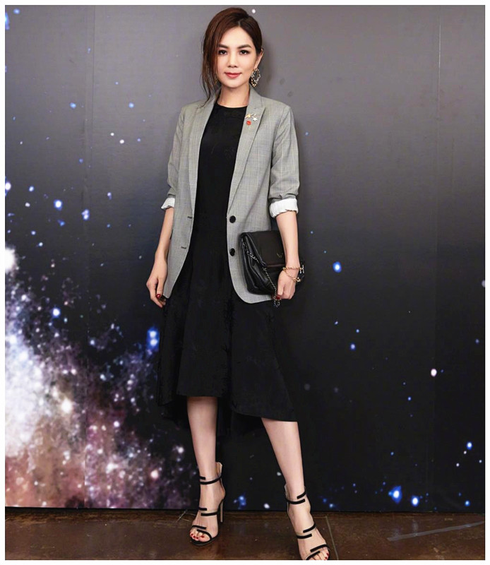 全球时尚号|陈嘉桦结婚九年依旧恩爱如初,穿红色西装帅出天际,不像两孩妈