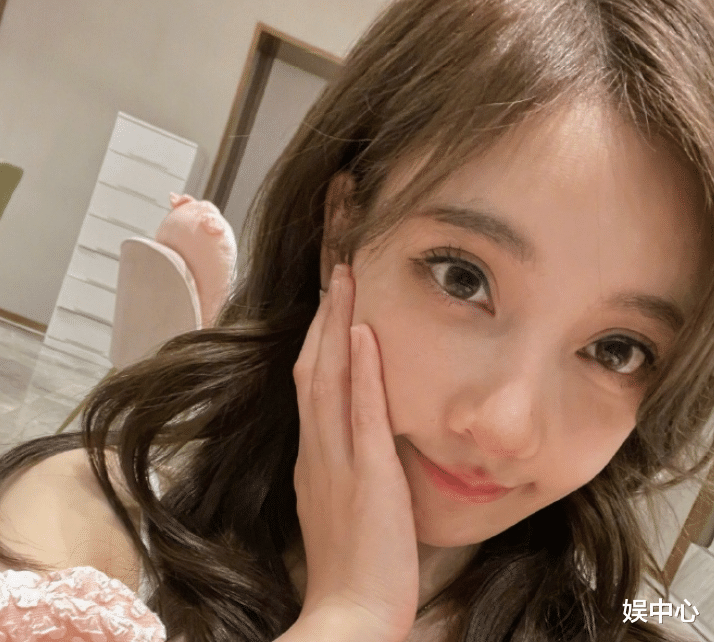 冯提莫|冯提莫最新自拍，造型秒变御姐，一头长卷发温柔到极致