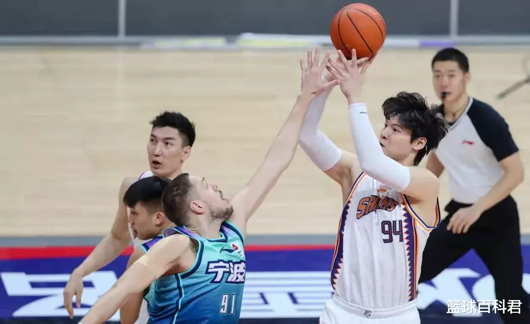 交易|官宣！首笔交易来了，王哲林远走纽约......