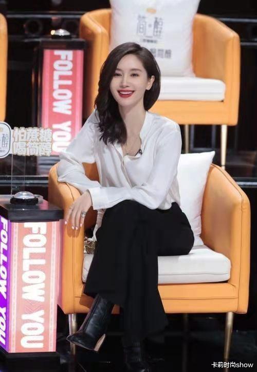 卡莉时尚show|又被王子文惊艳到了,衬衫都能穿出新花样,这时尚感一般人想不到