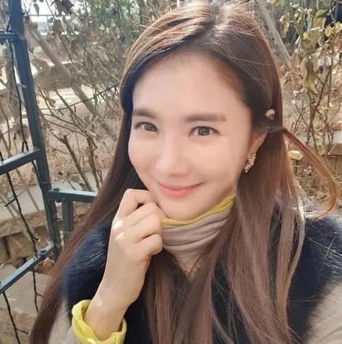 刘荷娜|她曾与林志颖搭档走红，却因恋爱退圈，如今竟躺公公腿上引起舆论