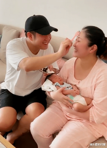 王小利|王小利孙子曝近照，头发浓密越长越漂亮，虎头虎脑继承爸妈好基因