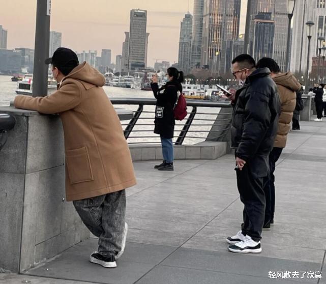 黄渤|黄渤现身外滩跨年,神秘美女甜蜜挽胳膊,被发现后二人刻意保持距离