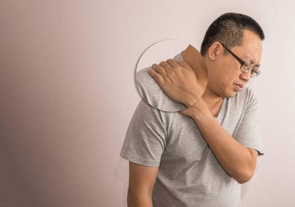 医说健康 经常胸闷头晕,或是心脏出问题了,若有这5个迹象,需及时检查