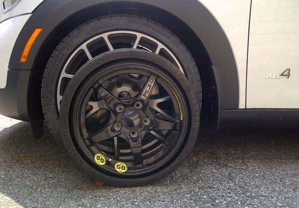 小允儿的妈妈|大轮毂与小轮毂有什么优缺点，买车时因该怎么选？