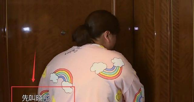 猫妹妹|关晓彤“起床照”被疯传，看到她素颜出镜后，网友：确定23岁？