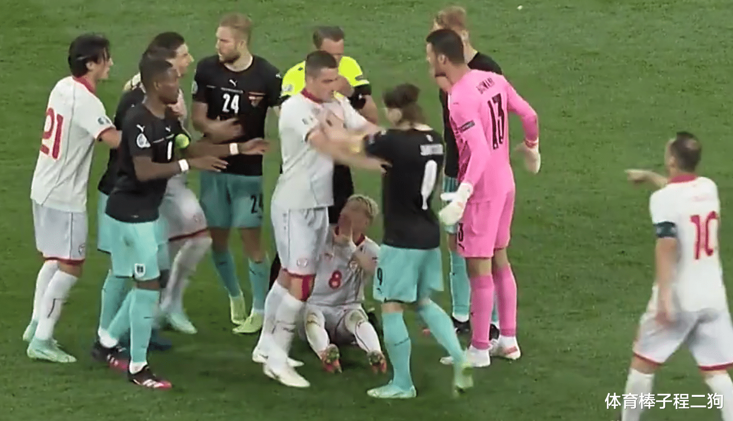 欧洲杯|欧洲杯火爆冲突！球员互相推搡，18人乱作一团，边裁都冲了过来