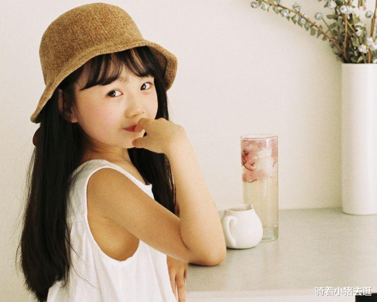 邓伦|谁还记得邓伦抱在手中的小女孩？五官长开后，美出新高度