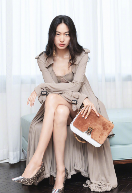 BiuFashion|‘拿得住’陈冠希的女人有韵味，秦舒培虽然不惊艳，但穿搭挺有范
