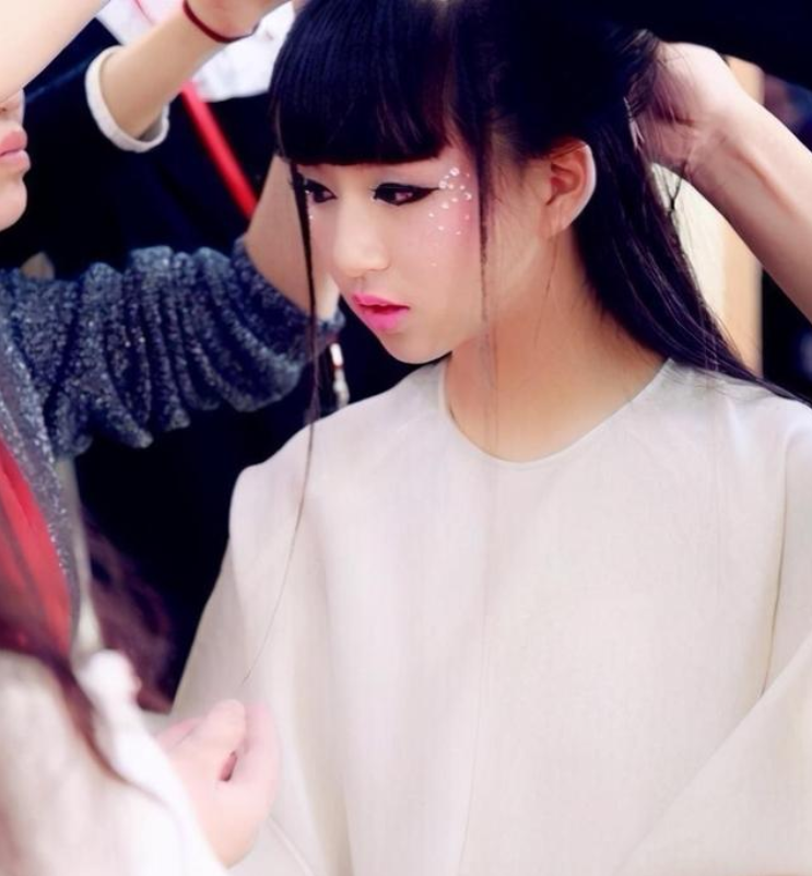 小彩旗|小彩旗：春晚转4小时成名，因叛逆被杨丽萍放弃，21岁胖到认不出