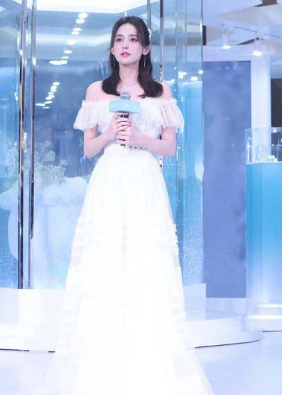 古力娜扎 古力娜扎穿白纱裙似仙女,八字刘海显出婴儿肥,气质真好