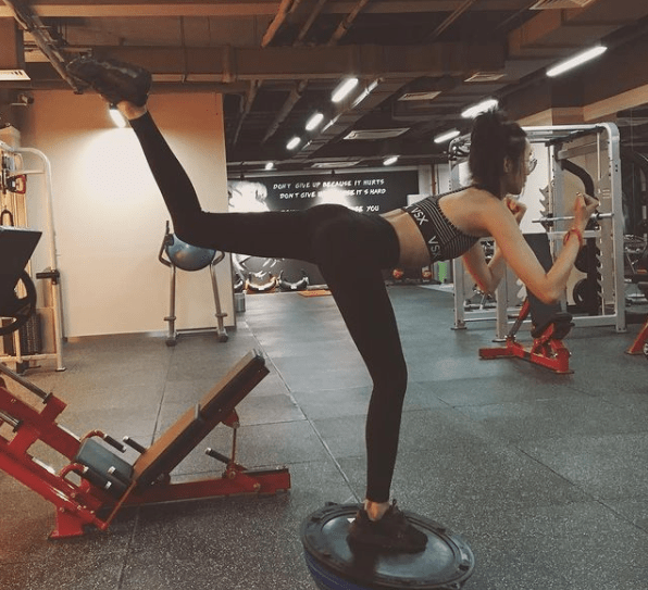 发型|国产176cm的人间“腿精”,黄金比例太撩人,逆天的“过肩折腿”可太秀了!