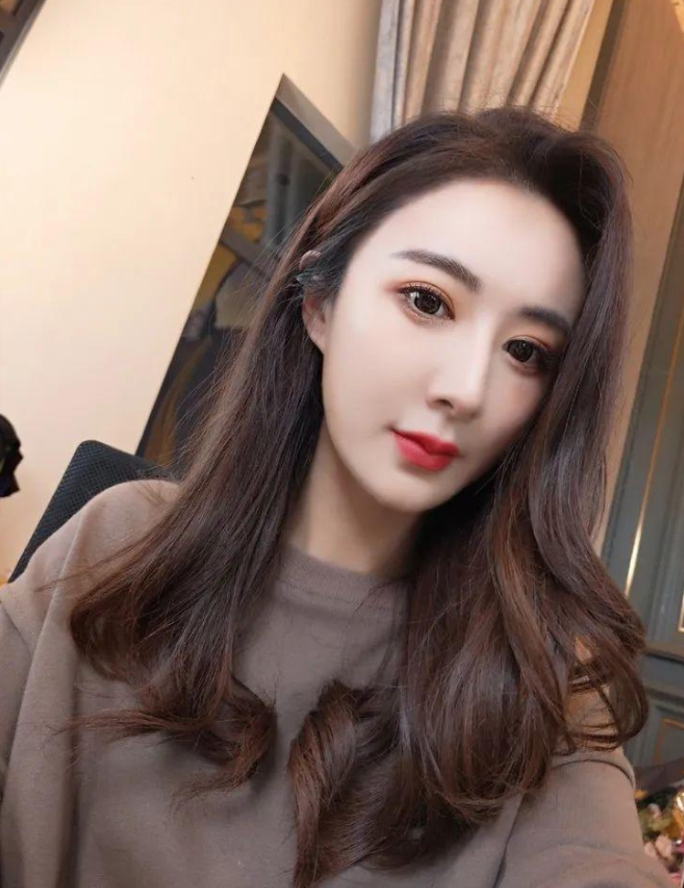 |有一种“整容”叫薇娅卸妆，看到素颜照后，网友：是同一个人吗