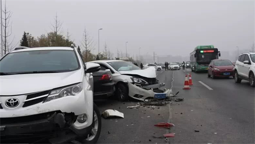 南京一业主强行通过电动门摔死，死者家属索赔64万，被法院驳回