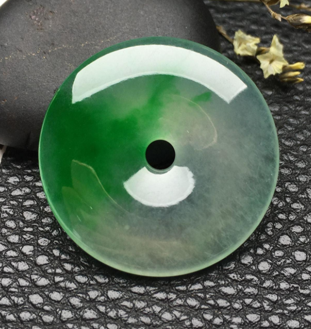 文玩|翡翠为什么要上蜡？上蜡对翡翠有影响吗？  ?