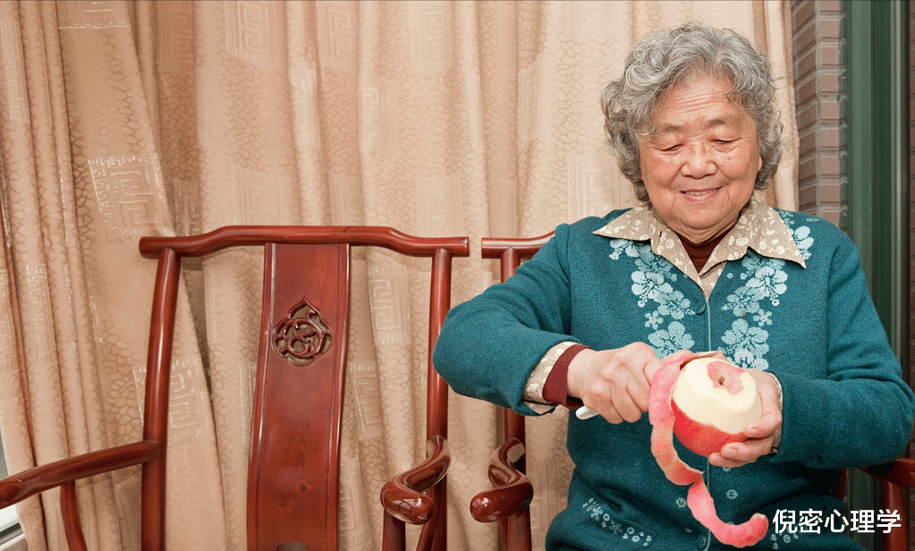 倪密心理学|77岁奶奶花一万请43岁住家保姆，奶奶：免费也不要，实在窝火