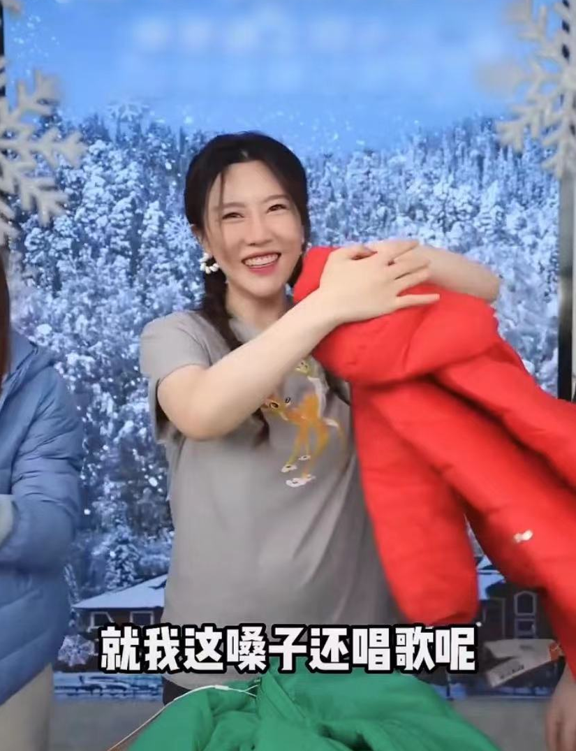 宋丹丹|宋丹丹儿媳挺二胎孕肚卖货！肚子浑圆四肢仍纤细，嗓子嘶哑很卖力