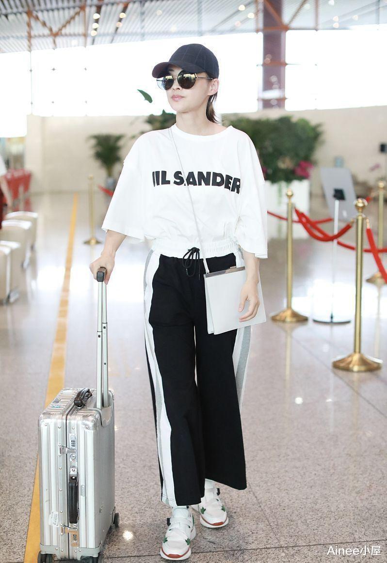 穿衣搭配|梅婷气质随性自然，顶着“狗啃刘海”配简约装，一点都不显老气