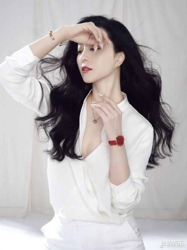 范冰冰|范冰冰脚踩拖鞋外出觅食，不停摸肚子再引怀孕猜想，被曝已安家上海