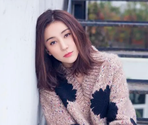 邬靖靖|别人“拼爹”她拼姑父，姑姑与姑父离婚之后，她的资源一落千丈