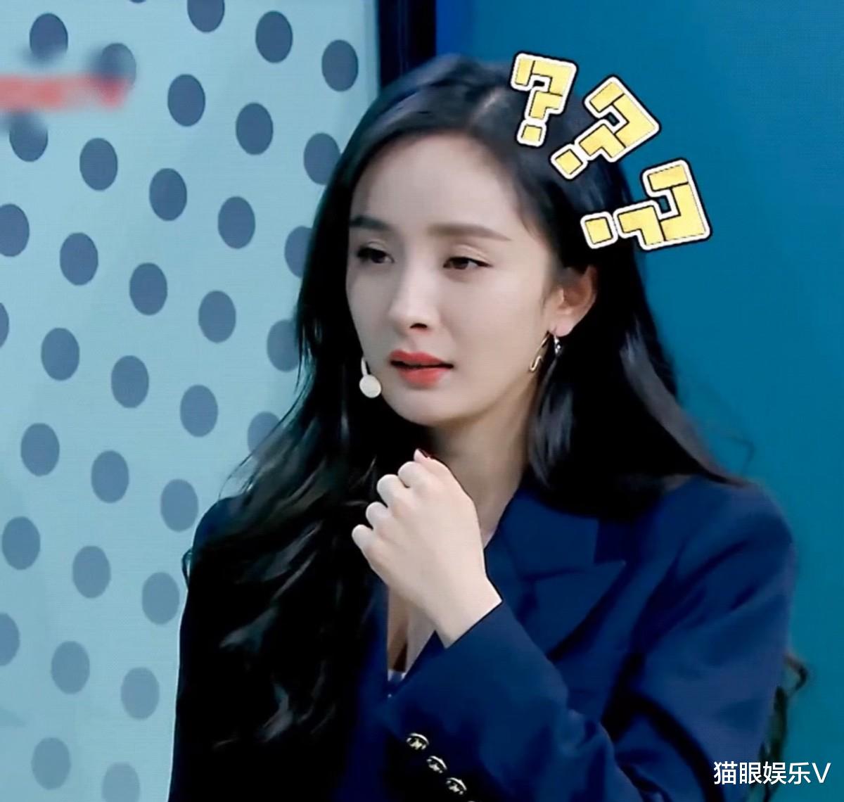 杨幂|34岁杨幂近照曝光，穿黑丝秀漫画长腿，大腿只有安保手臂粗？